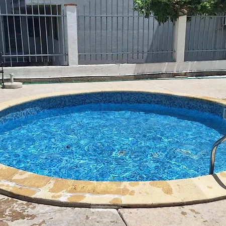 Royal Dreams Apartments, Sunny Daire